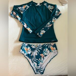 Beautiful Green/Flowers 2 Piece Rashguard NWOT Size L.